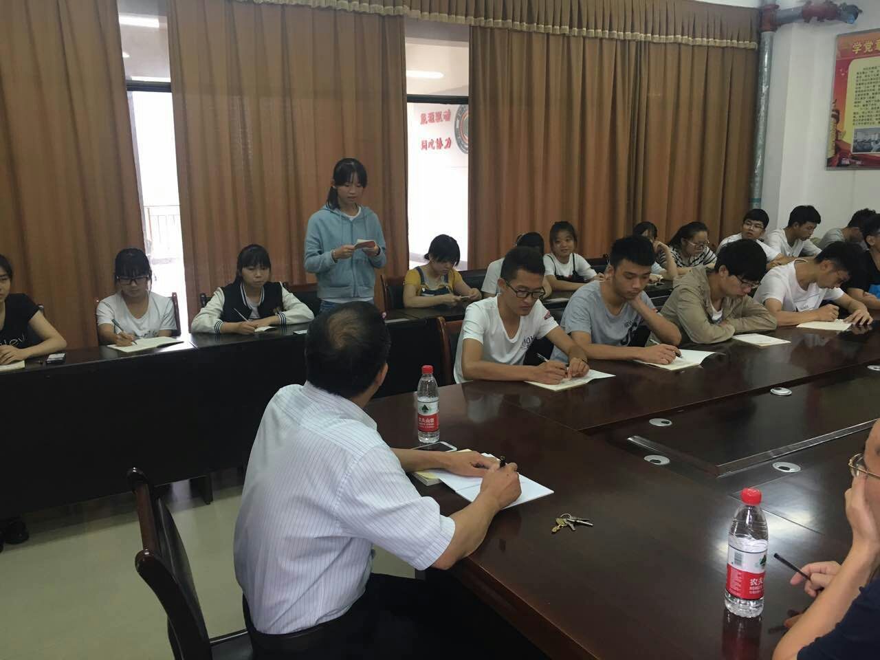 主题班会照片4.jpg 主题班会照片4.jpg