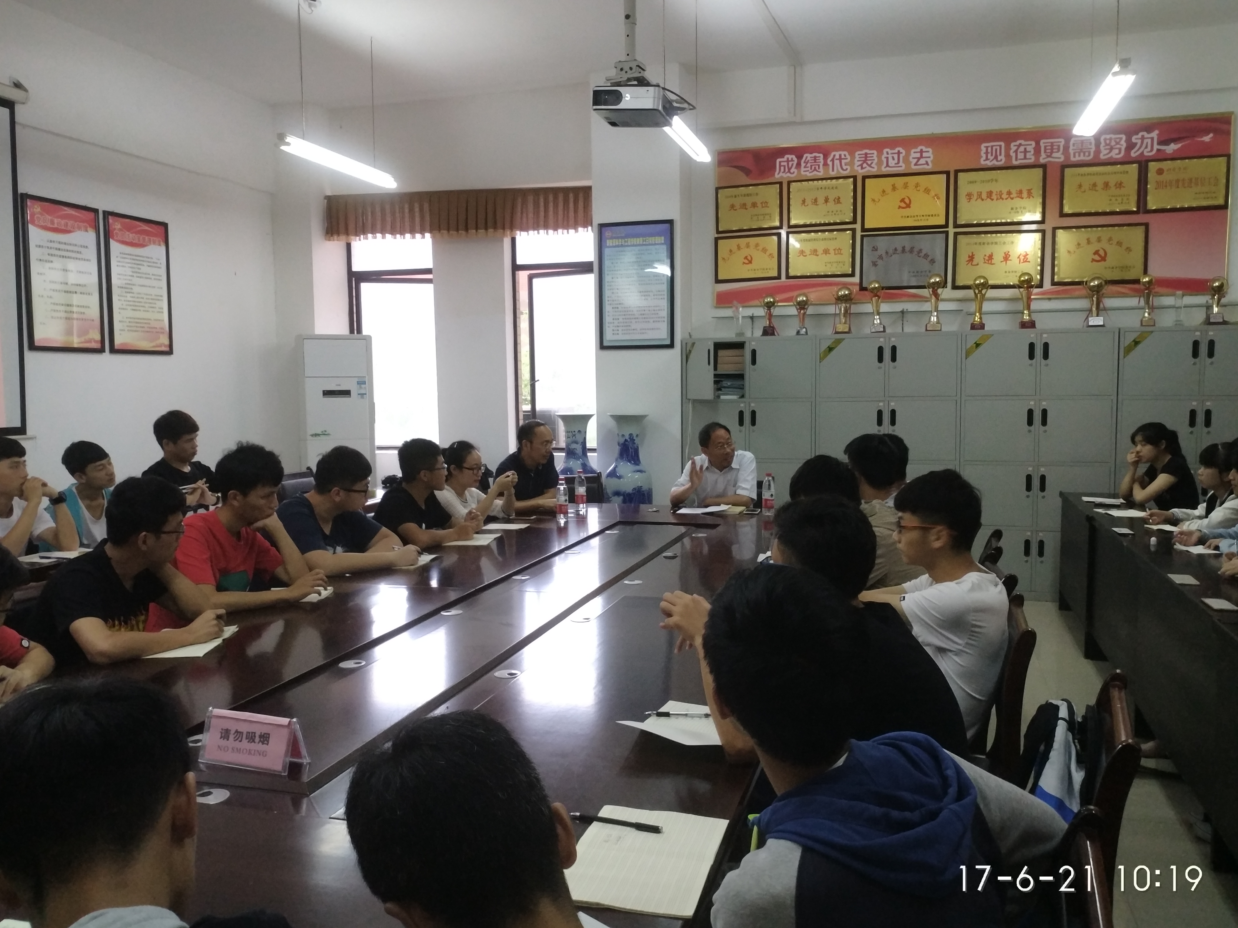 主题班会照片2.jpg 主题班会照片2.jpg